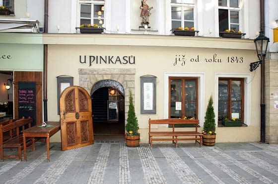 Wir nehmen euch mit auf eine Zeitreise in Prags ältestes Pilsner-Wirtshaus