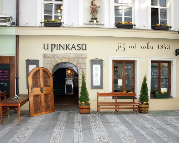 Wir nehmen euch mit auf eine Zeitreise in Prags ältestes Pilsner-Wirtshaus